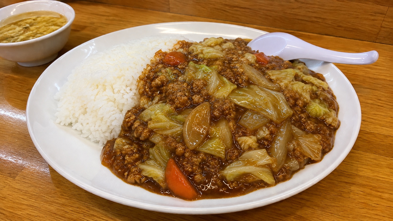 会飯よこ多の実物を参考に、白い大皿へご飯と肉味噌あんを盛り付けた肉味噌会飯のイメージ画像