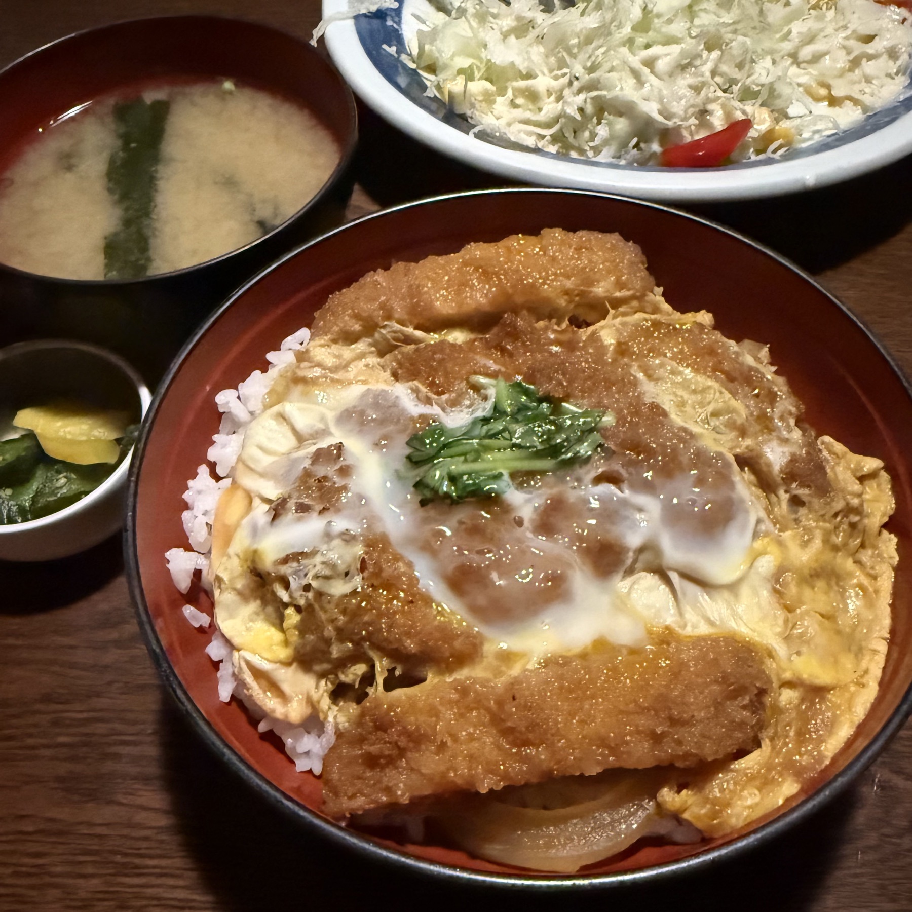 ぺんたつのカツ丼と味噌汁、漬物、キャベツ盛り